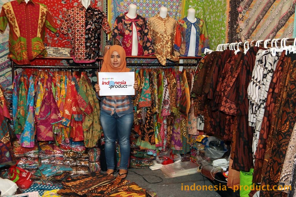 This shop sells many types of Batik, such as; handwriting Batik, stamp Batik, semi handwriting Batik and various beautiful motifs
