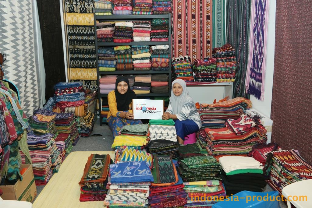 This weaving fabric workshop produces weaving products, such as; weaving sarong, ikat weaving, weaving fabrics, and other fabric products.