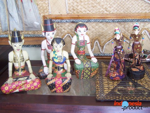 All handicrafts  that are made by craftsmen of Malang can be used as a wedding gift, souvenir, decor, wall hangings, ornaments refrigerator, and ornate curtain or clothes
