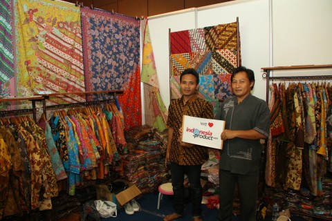 Nur Hasida Batik is well known by the people of Central Java, especially for people in Solo. This shop provides the collections of Batik clothes that made from cotton fabric, silk, until pineapple fiber fabrics