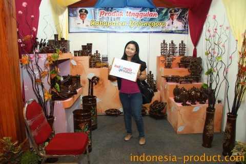 Wooden souvenir craft industry in Bojonegoro is different from teak wood carving crafts in general