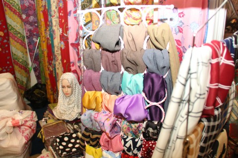 Lenibian Shop always preserves the best quality products of Batik and Moslem clothes which can be used in a variety of purposes and events.