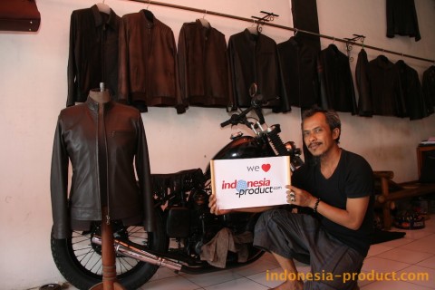 Craftsmen of this workshop always produce leather jackets in various size and different models that are always up to date