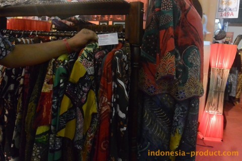 Kusumavignette is a batik manufacturer that focusing on quality and providing the needs of professionals uniform shirt and fabric