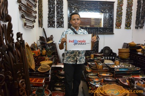 Collections of Dinda Art are vary, starting from keris (Javanese traditional dagger), meuble, decorative furniture, wood carving, mask, basket, ikat fabric, woven bag, etc.