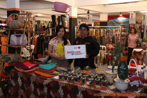 Kampong Sanse Soerabaia produces various kinds of knitting products, especially variety of knitted bags for women with beautiful design and elegance model.