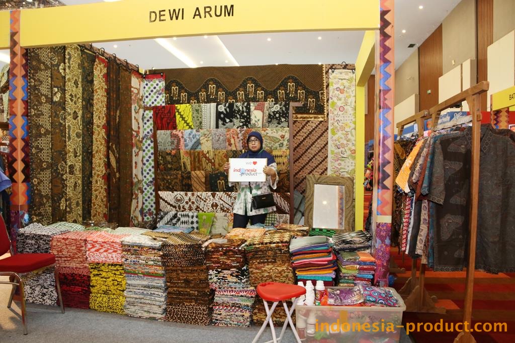 There are various kind of Sragen Batik clothes and fabrics in Dewi Arum Batik shop, made from cotton and silk fabric.