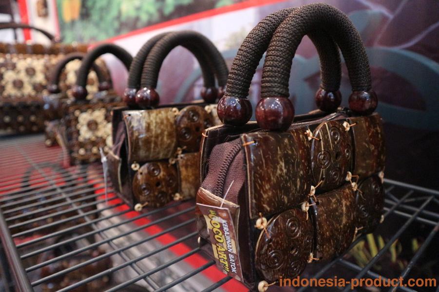 Dinas-Pariwisata-dan-Kebudayaan-Kota-Blitar-woman-accessories
