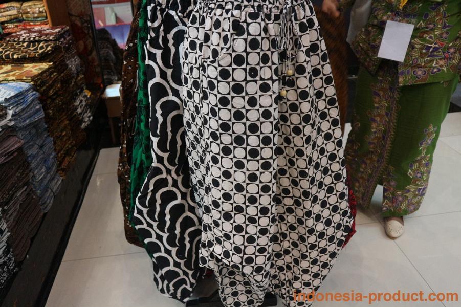 Moro-Dadi-batik-skirt