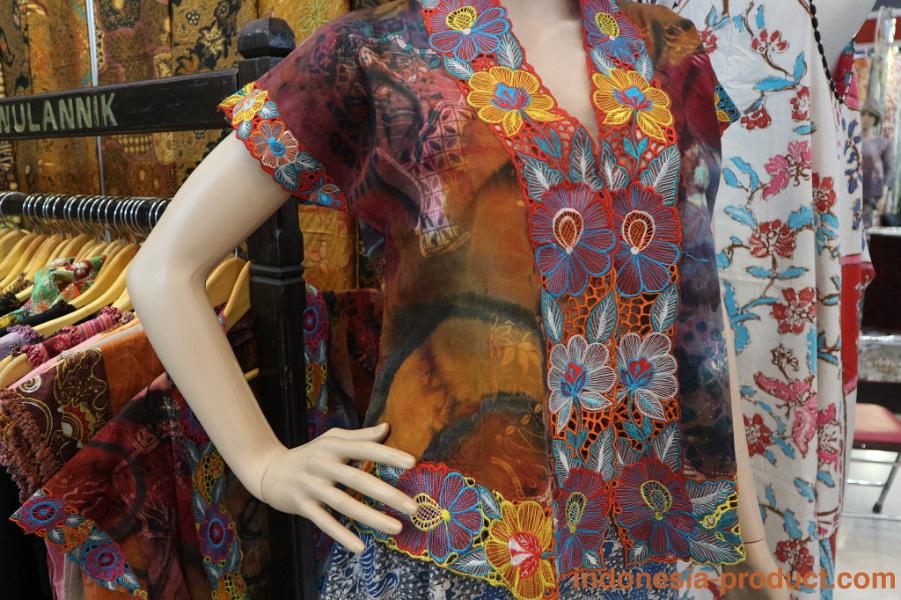 Wulanik-Batik-kebaya