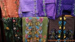 Raz'h-Creation-embroidery-kebaya