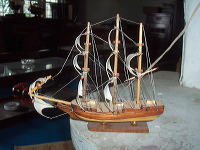 miniature-ship-hand_1f86287