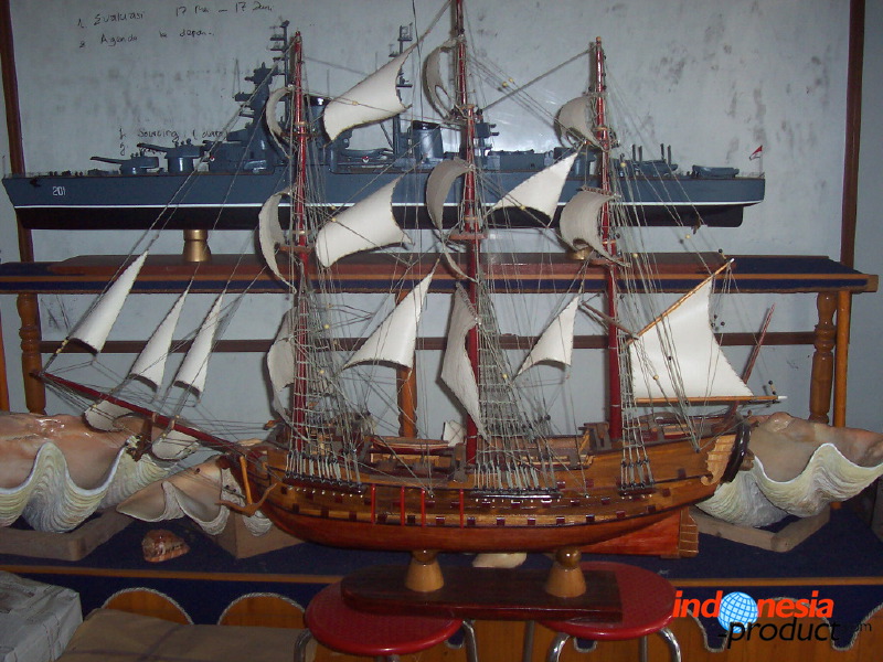 miniature-ship-hand_1f86274.jpg