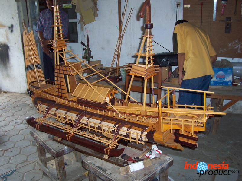 miniature-ship-hand_1f86275.jpg