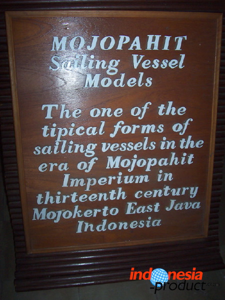 miniature-ship-hand_1f86276.jpg