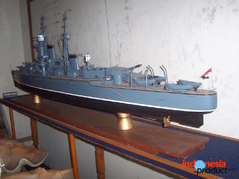 miniature-ship-hand_1f86278.jpg