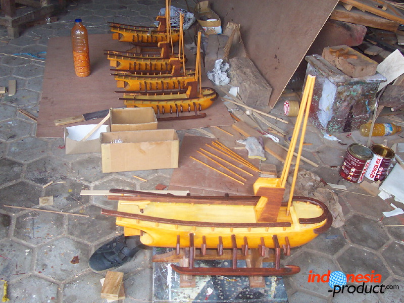 miniature-ship-hand_1f86279.jpg