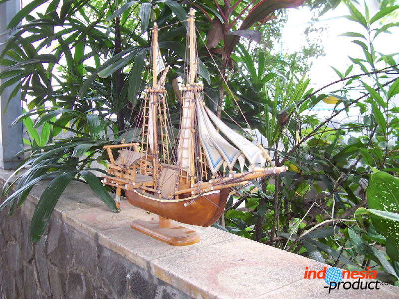miniature-ship-hand_1f8627b.jpg