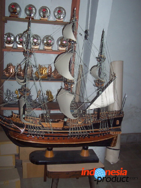 miniature-ship-hand_1f8627c.jpg