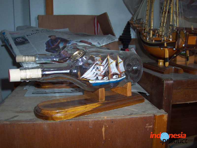 miniature-ship-hand_1f8627d.jpg