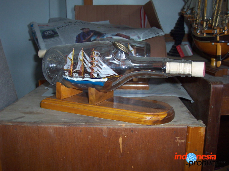 miniature-ship-hand_1f8627e.jpg