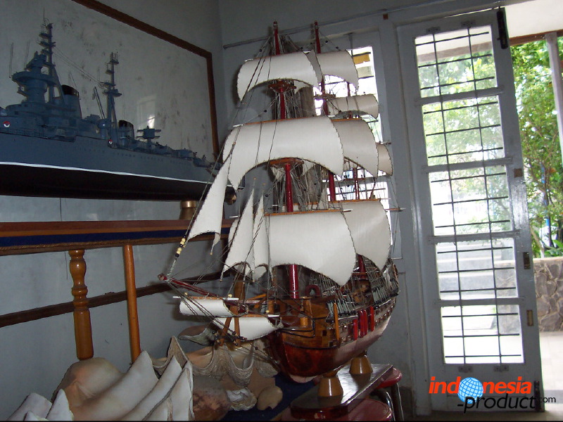 miniature-ship-hand_1f8627f.jpg