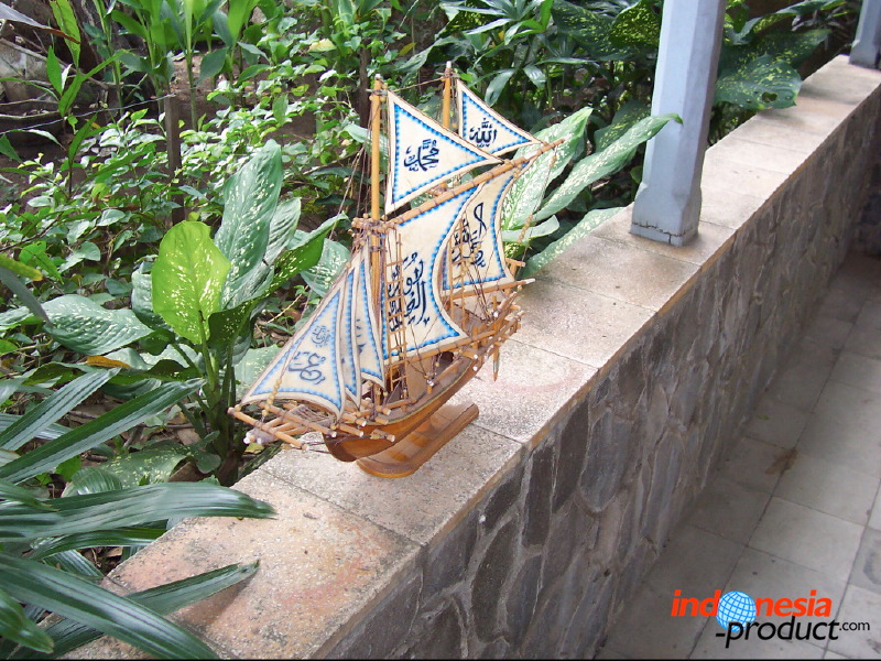 miniature-ship-hand_1f86280.jpg
