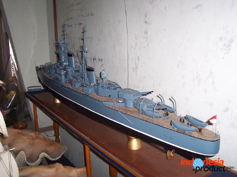 miniature-ship-hand_1f86284.jpg