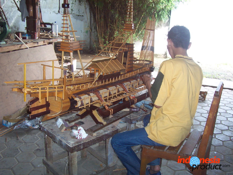 miniature-ship-hand_1f86285.jpg