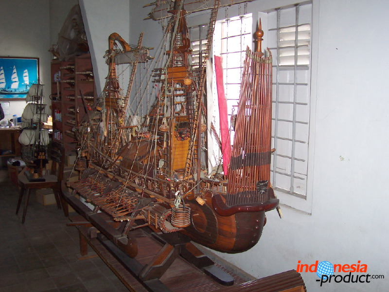 miniature-ship-hand_1f86286.jpg
