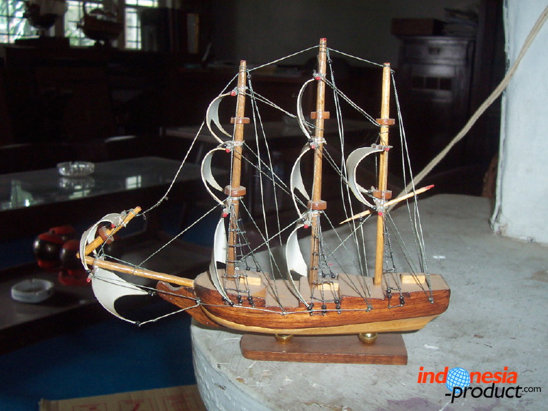 miniature-ship-hand_1f86287.jpg