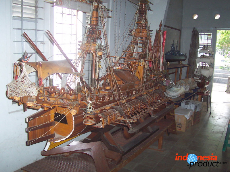 miniature-ship-hand_1f8628a.jpg