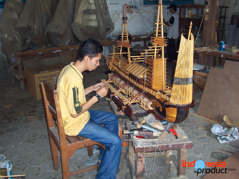 miniature-ship-hand_1f8628d.jpg