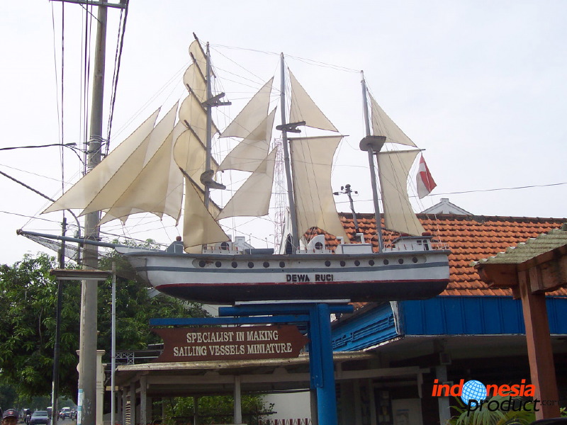 miniature-ship-hand_1f8628e.jpg