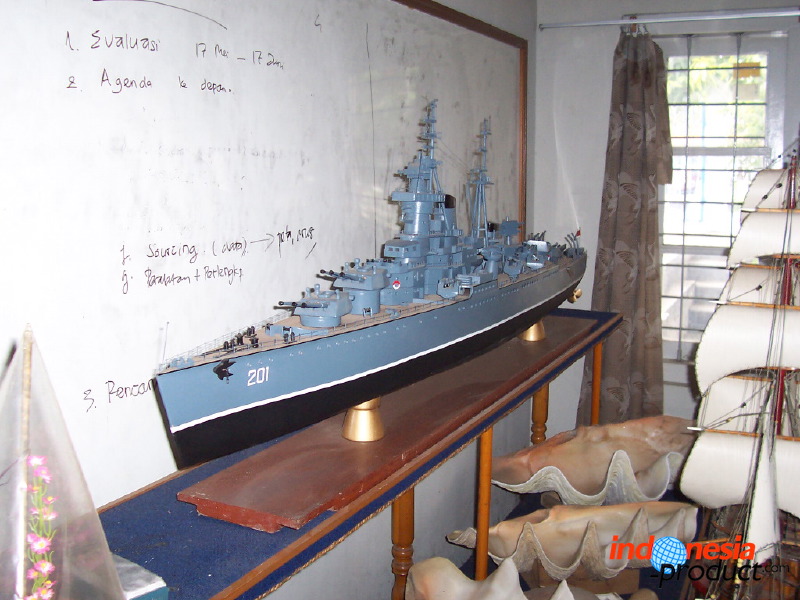 miniature-ship-hand_1f86291.jpg