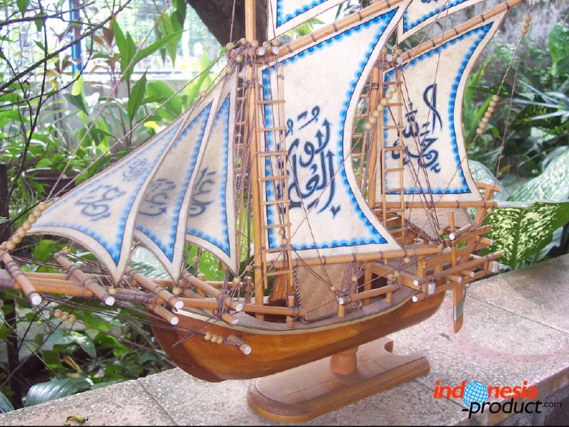 miniature-ship-hand_1f86292.jpg