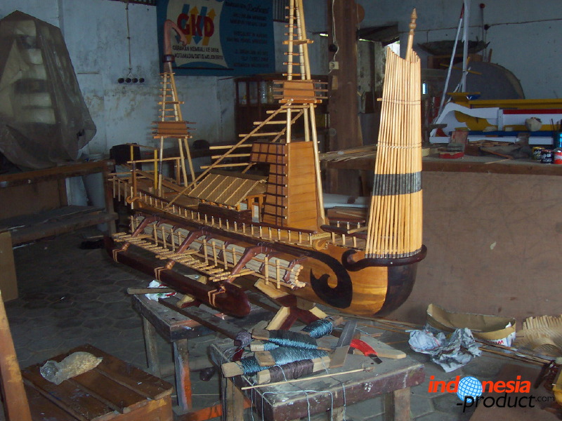 miniature-ship-hand_1f86293.jpg