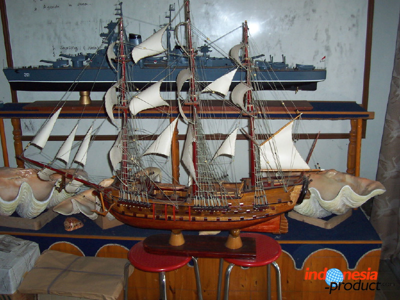 miniature-ship-hand_1f86297.jpg