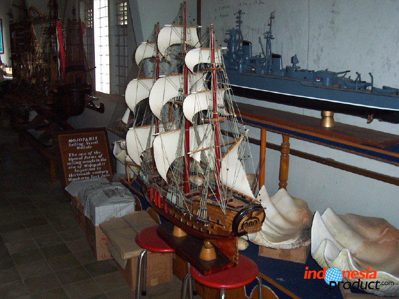 miniature-ship-hand_1f86298.jpg