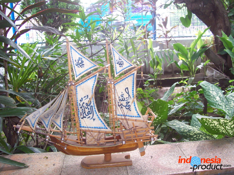 miniature-ship-hand_1f8629b.jpg