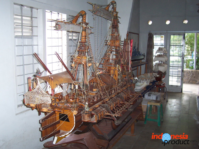 miniature-ship-hand_1f8629c.jpg