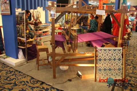 Weaving products from Indonesia include weaving fabric, weaving cloth and many more.