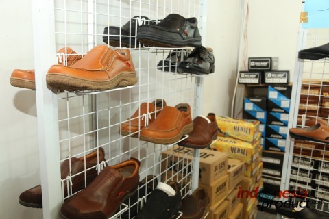 come to the workshop center of leather shoes in Mojokerto