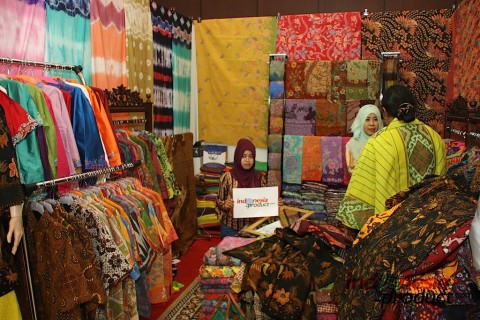 Gibran Batik shop offers different Batik motifs and colors