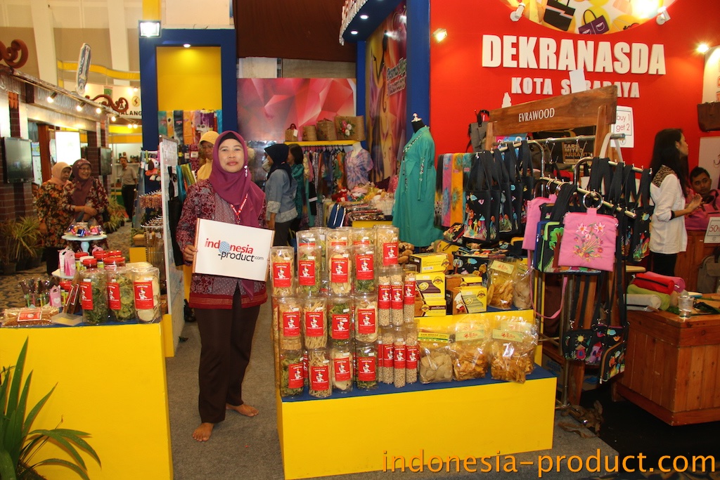 when visit Surabaya and need to buy snacks, you can come to this shop