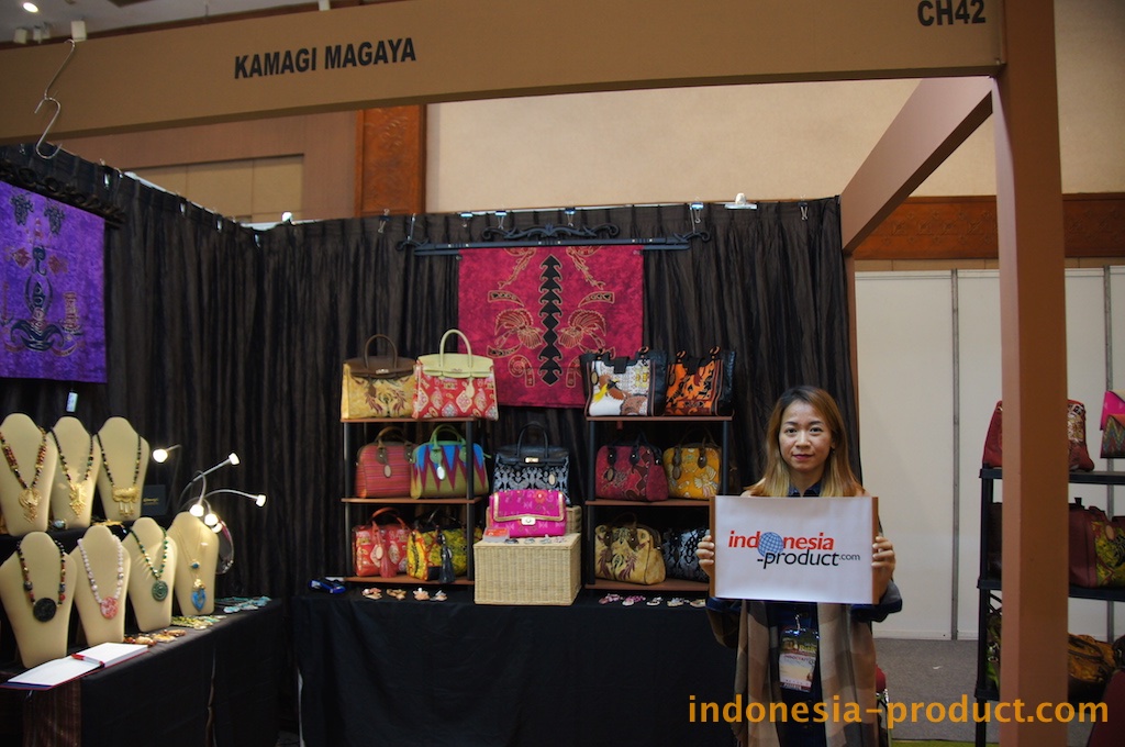 Kamagi Magaya's bag collections are combined with premium cow leather and precious gemstone