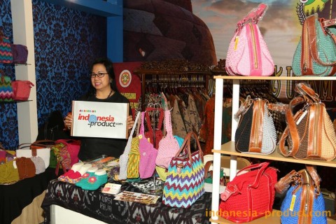 Kawoeng Radjut produces various kind of accessories ranging from veils, hijabs, bags, wallets, mobile phone case, hairband accessories, socks, tablecloths, and all these crafts that are made by woven and knit with high quality of nylon yarn