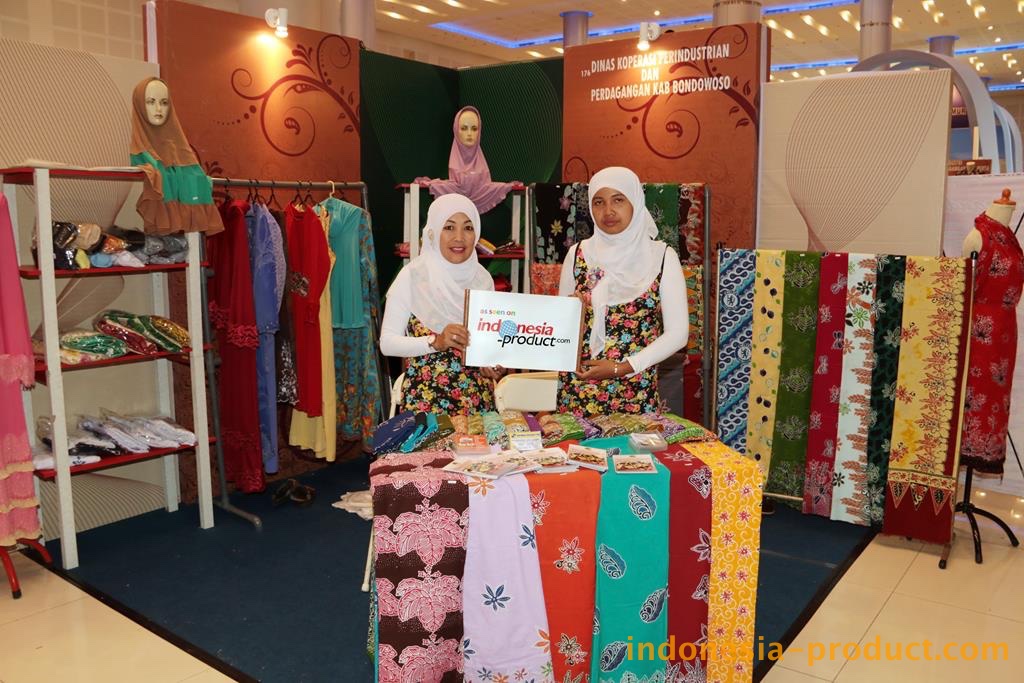 Mona Bordir Computer supplies embroidery designs not only to decorate the Muslim dress, veil, hijab or mukena but also to other fashion products such as shirts, ties, pants, hats, bed sheets, bed covers, pillowcase until the school attributes