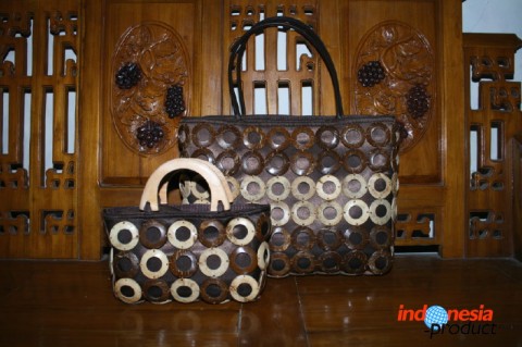 All unique products such as handbag, tissue box, tea pot, wallet, etc. are made from coconut shell by craftsmen with variety models