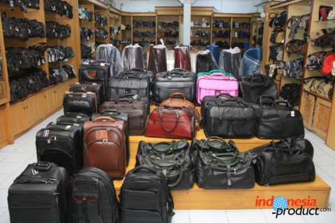 Various bag products here are made from cowhide, sheepskin, snakeskin up to crocodile skin produced in INTAKO with models and designs that never outdated